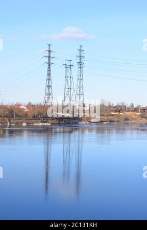 Küste des Flusses Neva am Stadtrand von St.Petersburg. Stockfoto