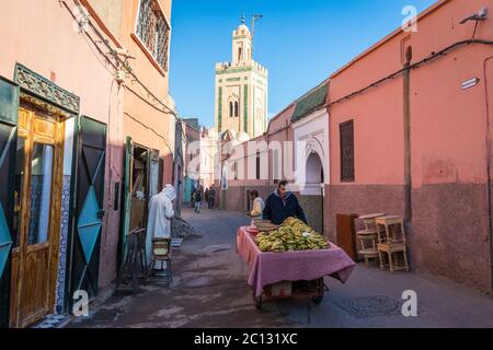 Mann mit einem Transportwagen oder Trolley, der Bananen verkauft, Straßenszene in der Altstadt, der Medina, Marrakesch, Marokko, Afrika Stockfoto