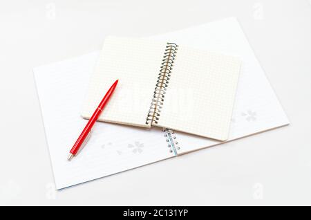 Eröffnet neues Notebook und roter Buntstift auf den grauen Hintergrund platziert Stockfoto