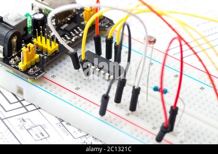 Prototyping-Platine mit einigen Komponenten und Kabel Stockfoto