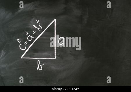 Pythagoras-Formel auf Tafel mit Kreide schreiben Stockfoto