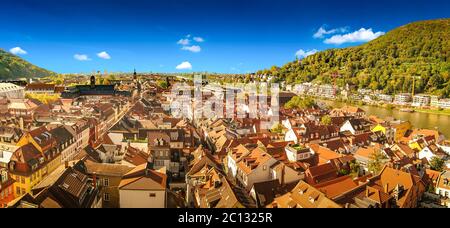 Vogel-Panoramablick über die Altstadt von Heidelberg bei sonnigem Tag und blauem Himmel, Heidelberg, Deutschland Stockfoto