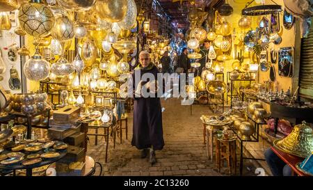 Marrakesch, Marokko: Ein schmaler Alleway in der Medina mit Geschäften oder Souks verkaufen Beleuchtung und Wohnkultur Objekte beleuchtet Stockfoto