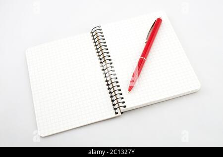 Eröffnet neues Notebook und roter Buntstift auf den grauen Hintergrund platziert Stockfoto