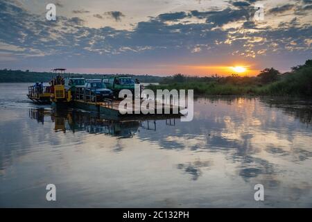 Paraa oder Parra Fahrzeug Fähre Überqueren Sie den Victoria Nil bei Sonnenaufgang im Murchison Falls National Park, Uganda, Afrika Stockfoto