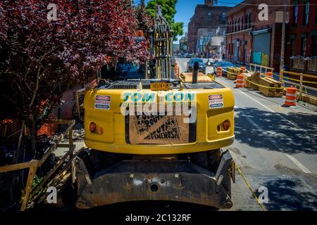 USA. Juni 2020. Am 13. Juni versammelten sich 2020 Aktivisten der No NBK Pipeline Coalition und Mitglieder der Gemeinschaft in den Straßen von Bushwick, um sich gegen National Grid zu äußern und die gerechte, erneuerbare Energiezukunft zu fordern, die von Gouverneur Cuomo vorgeschlagen wurde, Wandern entlang der aktiven Pipeline Bau zu erreichen, um lokale Unternehmen und Bewohner. (Foto von Erik McGregor/Sipa USA) Quelle: SIPA USA/Alamy Live News Stockfoto