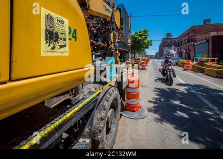 USA. Juni 2020. Am 13. Juni versammelten sich 2020 Aktivisten der No NBK Pipeline Coalition und Mitglieder der Gemeinschaft in den Straßen von Bushwick, um sich gegen National Grid zu äußern und die gerechte, erneuerbare Energiezukunft zu fordern, die von Gouverneur Cuomo vorgeschlagen wurde, Wandern entlang der aktiven Pipeline Bau zu erreichen, um lokale Unternehmen und Bewohner. (Foto von Erik McGregor/Sipa USA) Quelle: SIPA USA/Alamy Live News Stockfoto