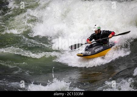 Kajakfahren mit männlichen Freestyle-Kajakfahrern auf dem Nil beim Nile River Kayak Festival, Jinja, Uganda, Afrika Stockfoto