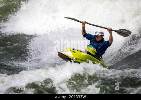 Kajakfahren mit männlichen Freestyle-Kajakfahrern auf dem Nil beim Nile River Kayak Festival, Jinja, Uganda, Afrika Stockfoto