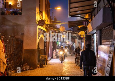 Straßen, Souks und Geschäfte in der Medina in Marrakesch (Marrakesch), Marokko, Afrika bei Nacht Stockfoto