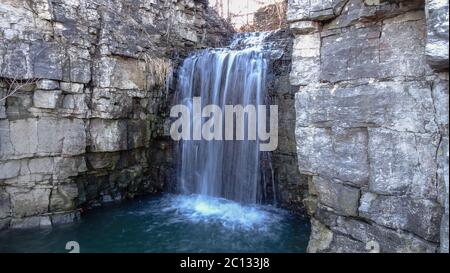 Wasserfälle in der kanadischen Stadt Hamilton, Ontario. Unglaublicher Wald, Winter- und Frühlingswetter, wunderbare Orte zum Entspannen Stockfoto