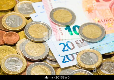 Hintergrund aus Euro-Münzen und Euro-Banknoten hergestellt Stockfoto