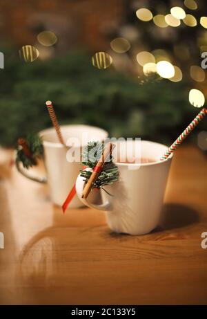 Heiße Schokolade mit Zimt-Sticks über Weihnachten Hintergrund Stockfoto