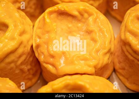 Weichkäse Langres, französische Kuhmilch. Cremig und krümelig orange gefärbt, Französisch Käsesammlung. Hochwertige Fotos Stockfoto