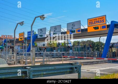 Eine italienische Autobahnmautbarriere (Autostrade italiane). Typische Mautstelle von der italienischen Autostrada, wo Autos und Lastwagen mautpflichtig sind, wenn sie aussteigen Stockfoto