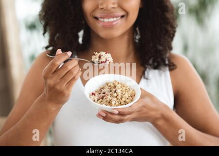 Gesunde Ernährung. Unerkennbare Schwarze Frau Genießen Haferflocken Mit Früchten, Cropped Image Stockfoto