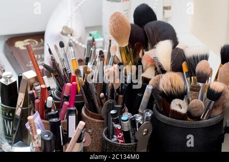 LITAUEN, MAZEIKIAI - 21. MAI 2016: Gebrauchte Make-up-Pinsel und Kosmetik in Schönheitssalon Stockfoto