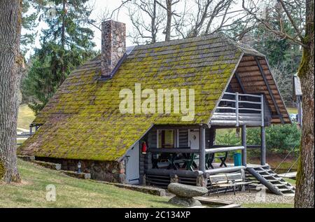 Das alte Badehaus im ländlichen. Das Dach ist mit Moos überwuchert. Stockfoto