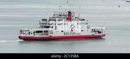 'Red Funnel' Fähre segelt im Southampton Kanal. Luftaufnahme. Stockfoto