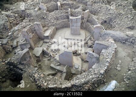 (200613) -- SANLIURFA (TÜRKEI), 13. Juni 2020 (Xinhua) -- das Foto vom 13. Juni 2020 zeigt eine Ansicht der archäologischen Stätte von Gobekli Tepe in der Provinz Sanliurfa im Südosten der Türkei. Gobekli Tepe, 2018 in die UNESCO-Welterbeliste aufgenommen, ist zu einem der beliebtesten kulturellen Ziele in der Türkei geworden. Gobekli Tepe, der als "Ground Zero für die Menschheitsgeschichte" gilt, ist das älteste bekannte megalithische Bauwerk der Welt in Obermesopotamien und gilt als der älteste Tempel der Welt, der vor etwa 12,000 Jahren erbaut wurde. Es gehört auch zu den ältesten archäologischen r Stockfoto