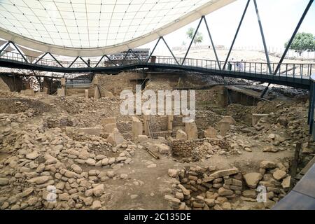 (200613) -- SANLIURFA (TÜRKEI), 13. Juni 2020 (Xinhua) -- am 13. Juni 2020 besuchen die Menschen die archäologische Stätte Gobekli Tepe in der Provinz Sanliurfa im Südosten der Türkei. Gobekli Tepe, 2018 in die UNESCO-Welterbeliste aufgenommen, ist zu einem der beliebtesten kulturellen Ziele in der Türkei geworden. Gobekli Tepe, der als "Ground Zero für die Menschheitsgeschichte" gilt, ist das älteste bekannte megalithische Bauwerk der Welt in Obermesopotamien und gilt als der älteste Tempel der Welt, der vor etwa 12,000 Jahren erbaut wurde. Es ist auch eine der ältesten archäologischen Ruinen in der wo Stockfoto