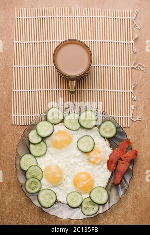 Frühstück Rührei mit Gemüse Gurke, geräucherter Lachs Fisch und Kaffee. Oben legen Ansicht Stockfoto