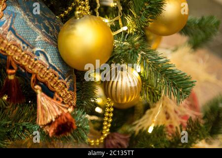 Weihnachten Dekorationen auf die Zweige der Tanne Stockfoto