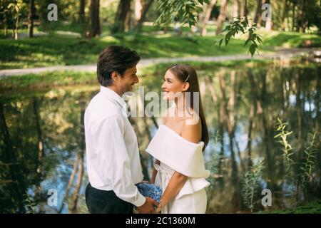 Glücklich Hochzeit Paar Sagen Gelübde Halten Hände Stehen Im Park Stockfoto