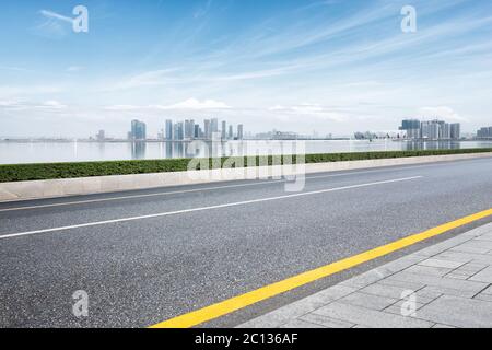 Stadtbild und die Skyline von Hangzhou aus leeren Straße Stockfoto