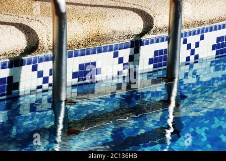 Schwimmbad-Schritte Stockfoto