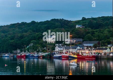 Union Hall, West Cork, Irland. Juni 2020. Fischtrawler ruhen in der Dämmerung in der Union Hall nach einem Tag voller Sonnenschein und Duschen unter einem blauen Farbton. Quelle: AG News/Alamy Live News Stockfoto