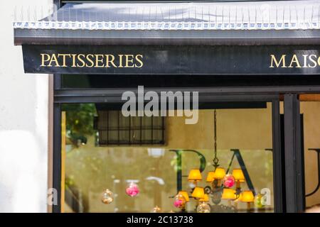 Modernes Gebäck (Patisserien in französisch) mit verschiedenen Arten von Kuchen und Brötchen Stockfoto