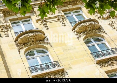 Fassade eines traditionellen Apartment-Gebäude in Paris, Frankreich Stockfoto