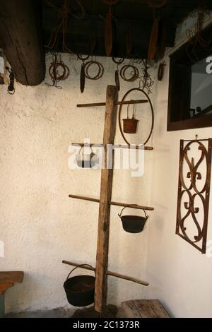 Alte Töpfe auf einer Holzstütze als Hof Dekor in Italien auf dem Land Stockfoto