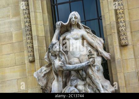 Paris, Frankreich - Jul 14, 2014: Kleines Palais Exterior closeup - das Petit Palais (kleiner Palast) ist ein Museum in Paris, Frankreich. Stockfoto