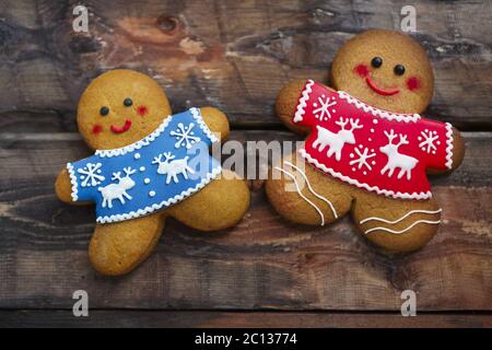 Weihnachten Lebkuchenmänner auf hölzernen Hintergrund lächelt. Stockfoto