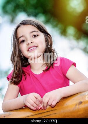 Nettes Kind mit Garten auf dem Hintergrund Stockfoto