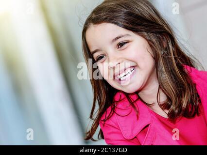 Niedliches Porträt eines glücklichen hübschen kleinen Mädchen Stockfoto