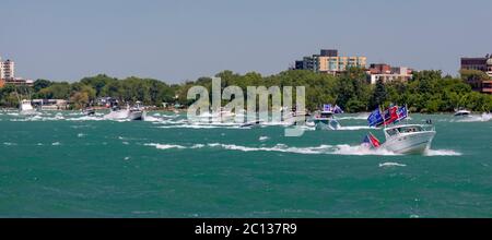 Detroit, Michigan, USA. Juni 2020. Eine Parade von Booten auf dem Detroit River feierte Präsident Trumps 74. Geburtstag am 14. Juni. Die Parade, von Macomb County bis Detroit, wurde von der Michigan Conservative Coalition und Michigan Trump Republikaner organisiert. Quelle: Jim West/Alamy Live News Stockfoto