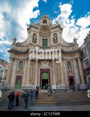 Basilica della Collegiata auch bekannt als Santa Maria dell'Elemosina in Catania, Sizilien, Italien; im Jahr 1768 fertig gestellt, ist es ein Beispiel des sizilianischen Barock. Stockfoto