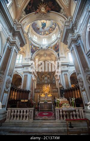 Basilica della Collegiata auch bekannt als Santa Maria dell'Elemosina in Catania, Sizilien, Italien; im Jahr 1768 fertig gestellt, ist es ein Beispiel des sizilianischen Barock. Stockfoto