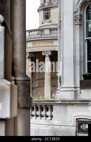 Georgianische Architektur des 19. Jahrhunderts. Ein Blick durch den Portikus des Langham Hotels von John Giles, zu einem Blick auf die All Souls Kirche von John Nash. Stockfoto