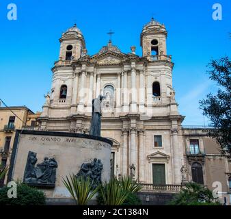 Statue von Kardinal Giuseppe Dusmet vor der Kirche des Heiligen Franziskus in Catania, Sizilien, Italien Stockfoto