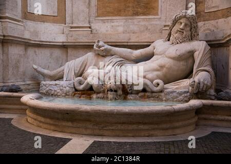 Marforio, großer Brunnen aus römischem Marmor im Inneren des Kapitolinischen Museums, Rom, Italien Stockfoto