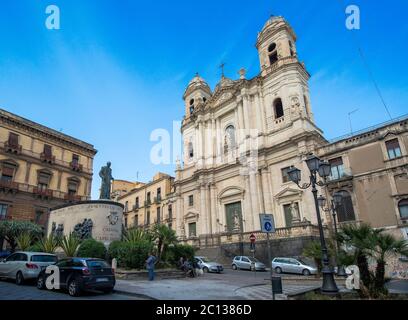 Statue von Kardinal Giuseppe Dusmet vor der Kirche des Heiligen Franziskus in Catania, Sizilien, Italien Stockfoto