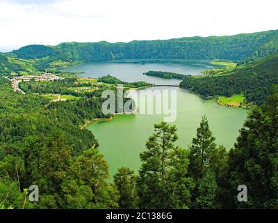 Bergseen von Sete Cidades, Sao Miguel Insel, Azoren, Portugal. Stockfoto