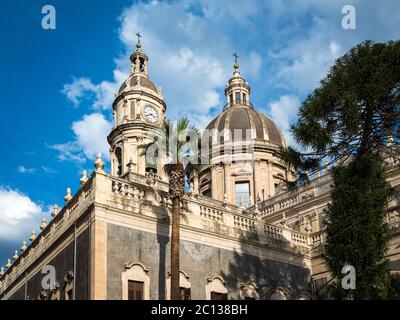 Kuppeln und Türme der Kathedrale von Saint Agatha in Catania, Sizilien, Italien Stockfoto