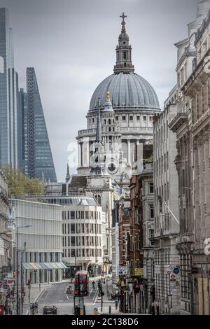 Von Fleet St, die auf Ludgate Hill in London schaut, fast verlassen am 13. April 2020 während der Sperre für die Covid 19 Pandemie und Osterferien. Stockfoto