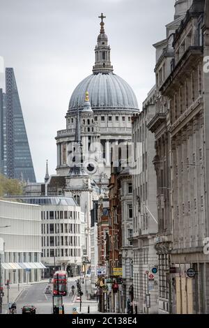 Von Fleet St, die auf Ludgate Hill in London schaut, fast verlassen am 13. April 2020 während der Sperre für die Covid 19 Pandemie und Osterferien. Stockfoto