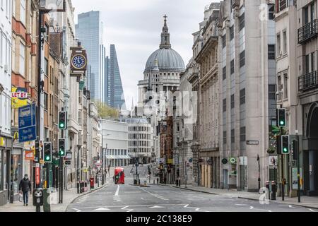 Von Fleet St, die auf Ludgate Hill in London schaut, fast verlassen am 13. April 2020 während der Sperre für die Covid 19 Pandemie und Osterferien. Stockfoto